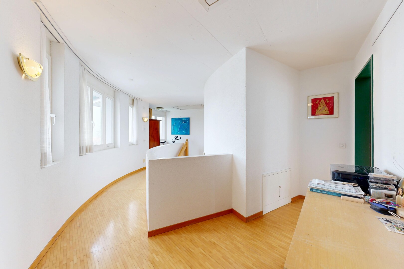 bureau avec sol en finition bois, wood finish floor, inside property, cloison sèche, et drywall