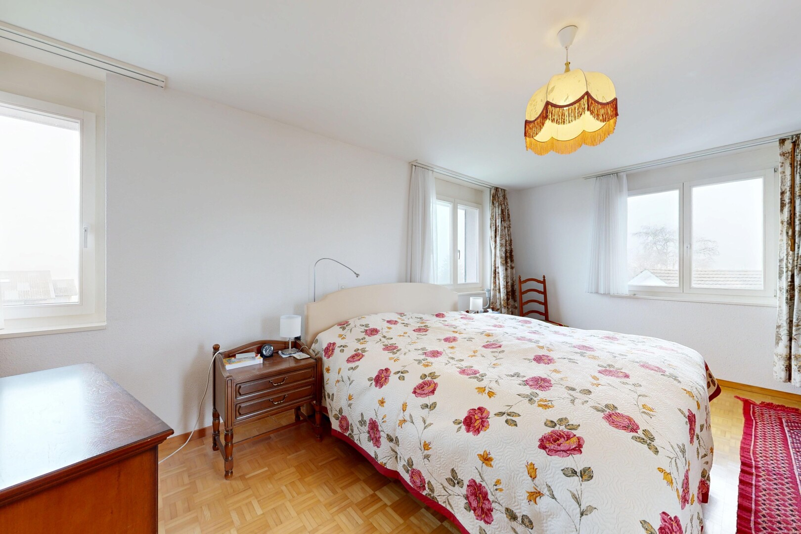 chambre avec inside property, cloison sèche, drywall, parquet floor, et sol en finition bois