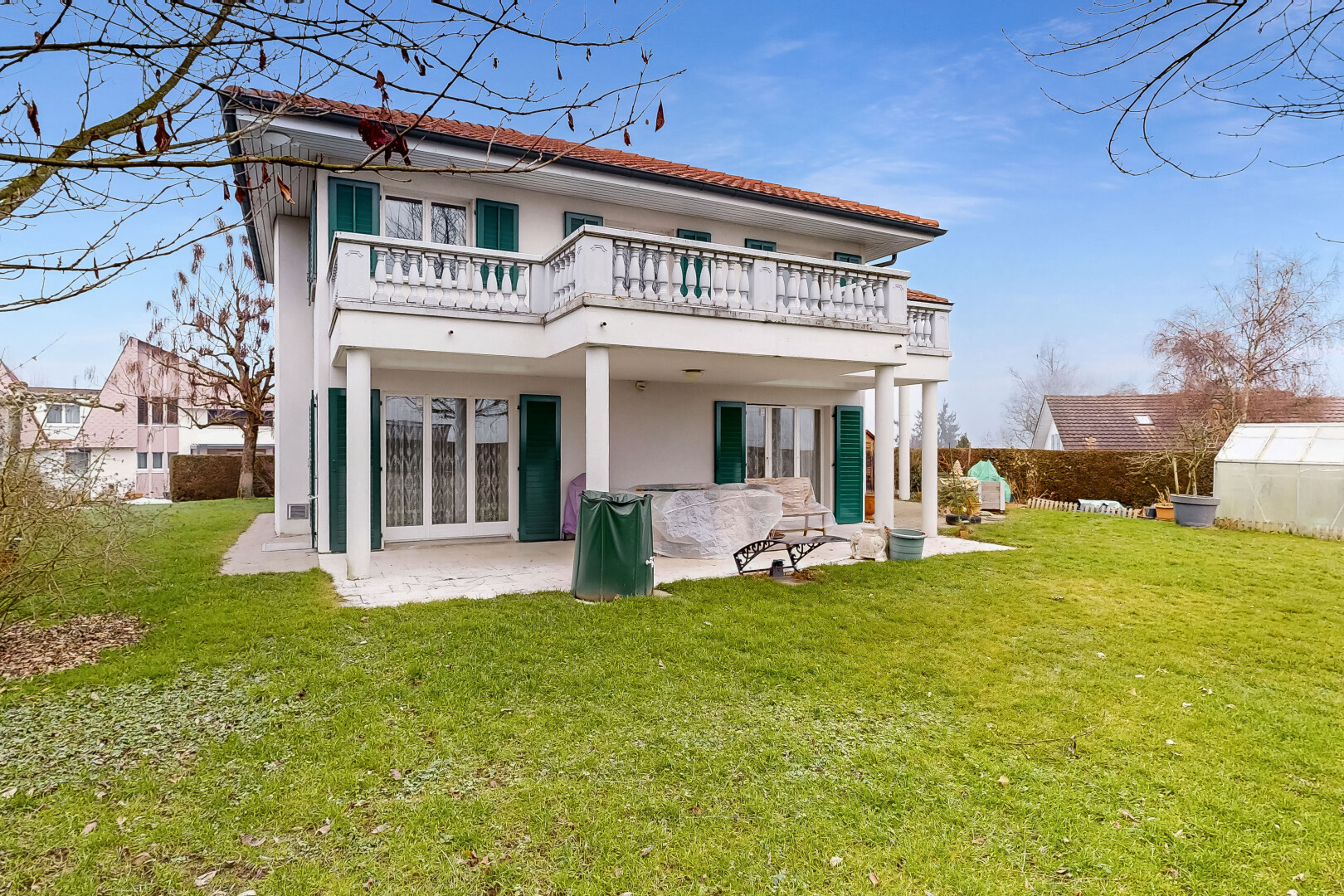 façade avec terrasse, pelouse, from property, bardage en stuc, et day time
