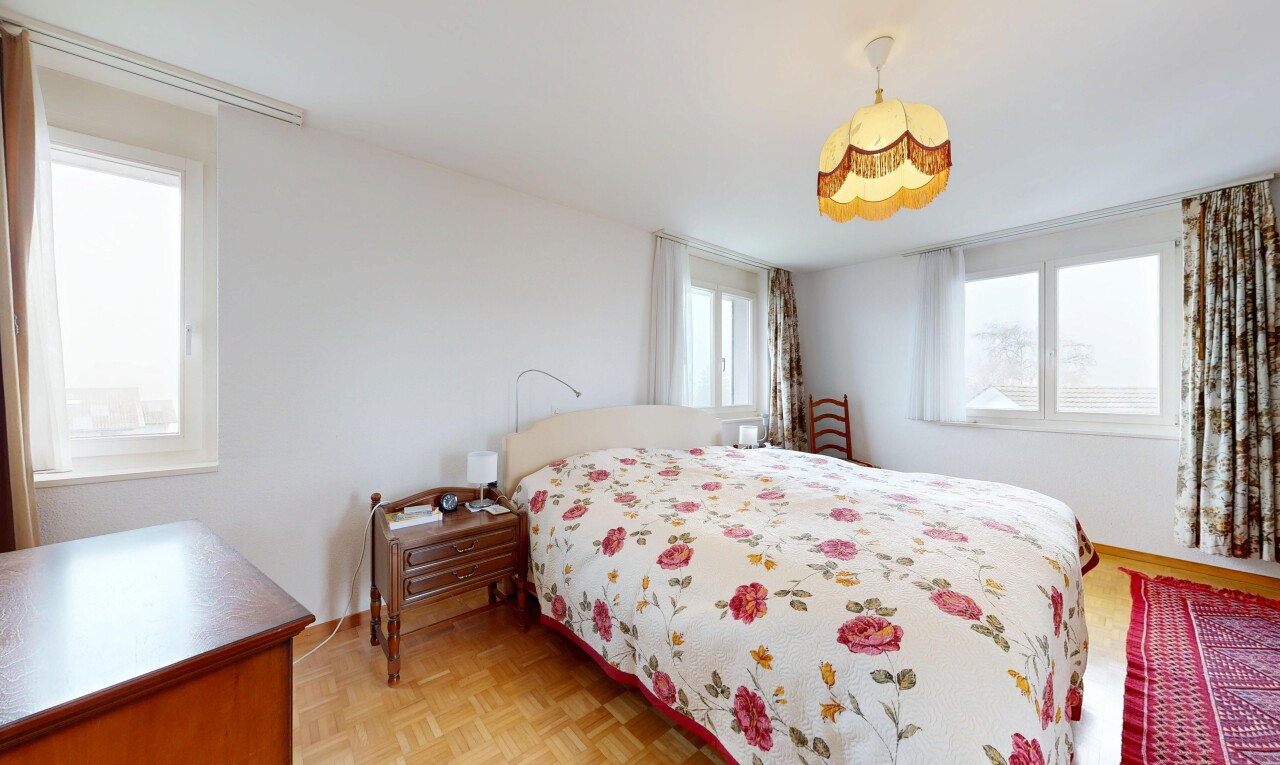 chambre avec inside property, cloison sèche, drywall, parquet floor, et sol en finition bois