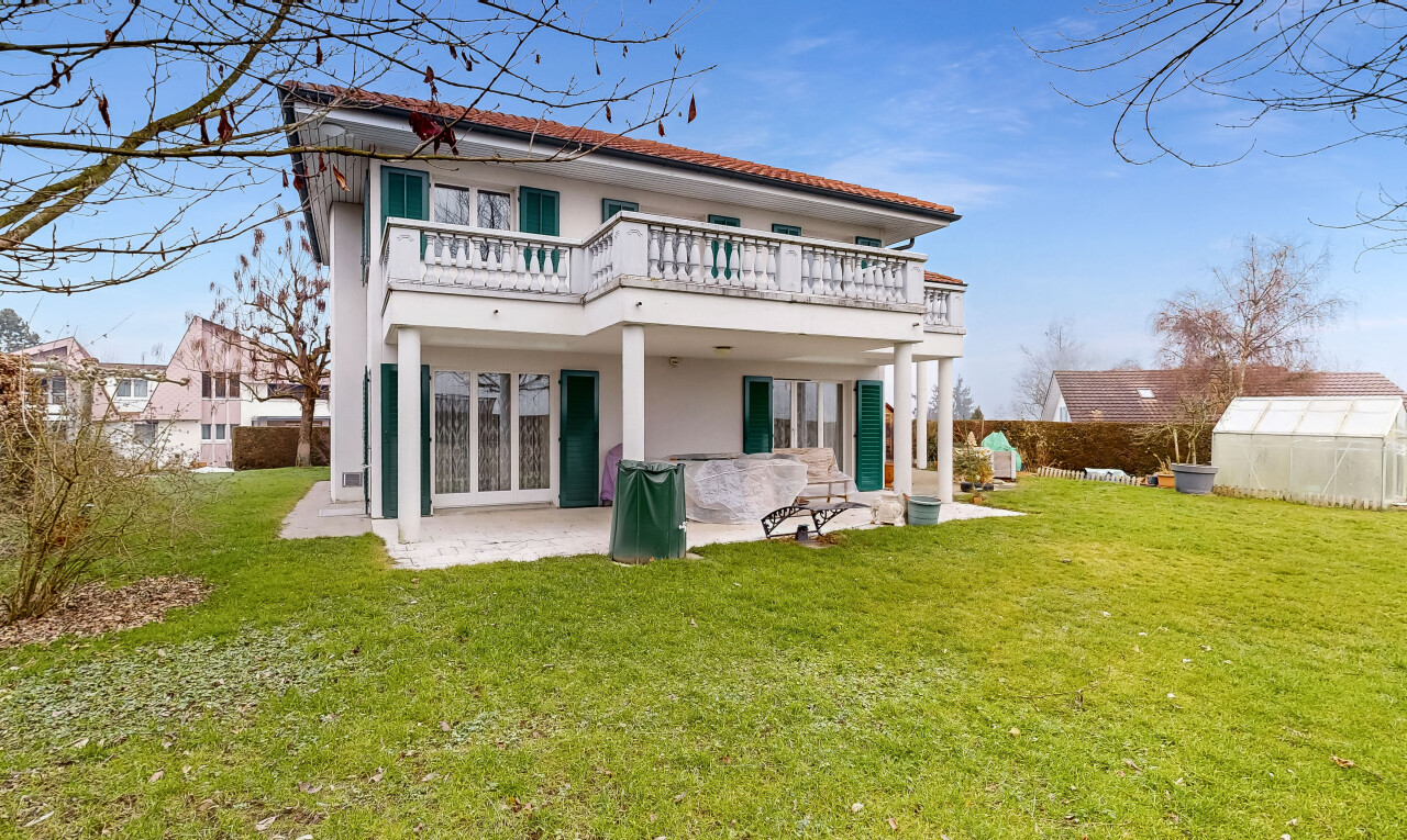 façade avec terrasse, pelouse, from property, bardage en stuc, et day time