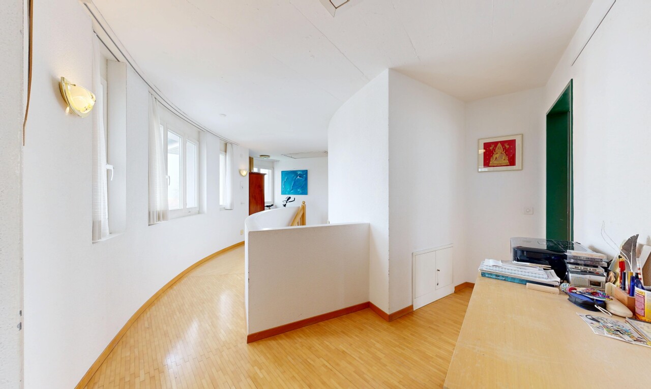 bureau avec sol en finition bois, wood finish floor, inside property, cloison sèche, et drywall