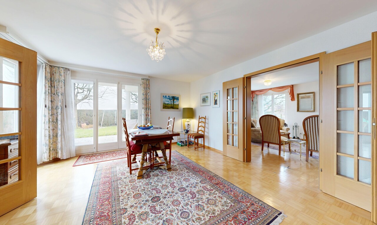 salle à manger avec cloison sèche, drywall, sol en finition bois, wood finish floor, et portes-fenêtres