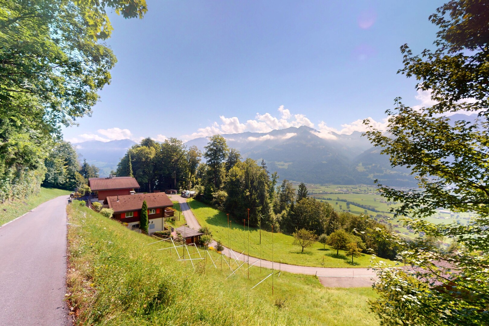 garten mit property visible, rasen, ländliche aussicht, day time, und rural view