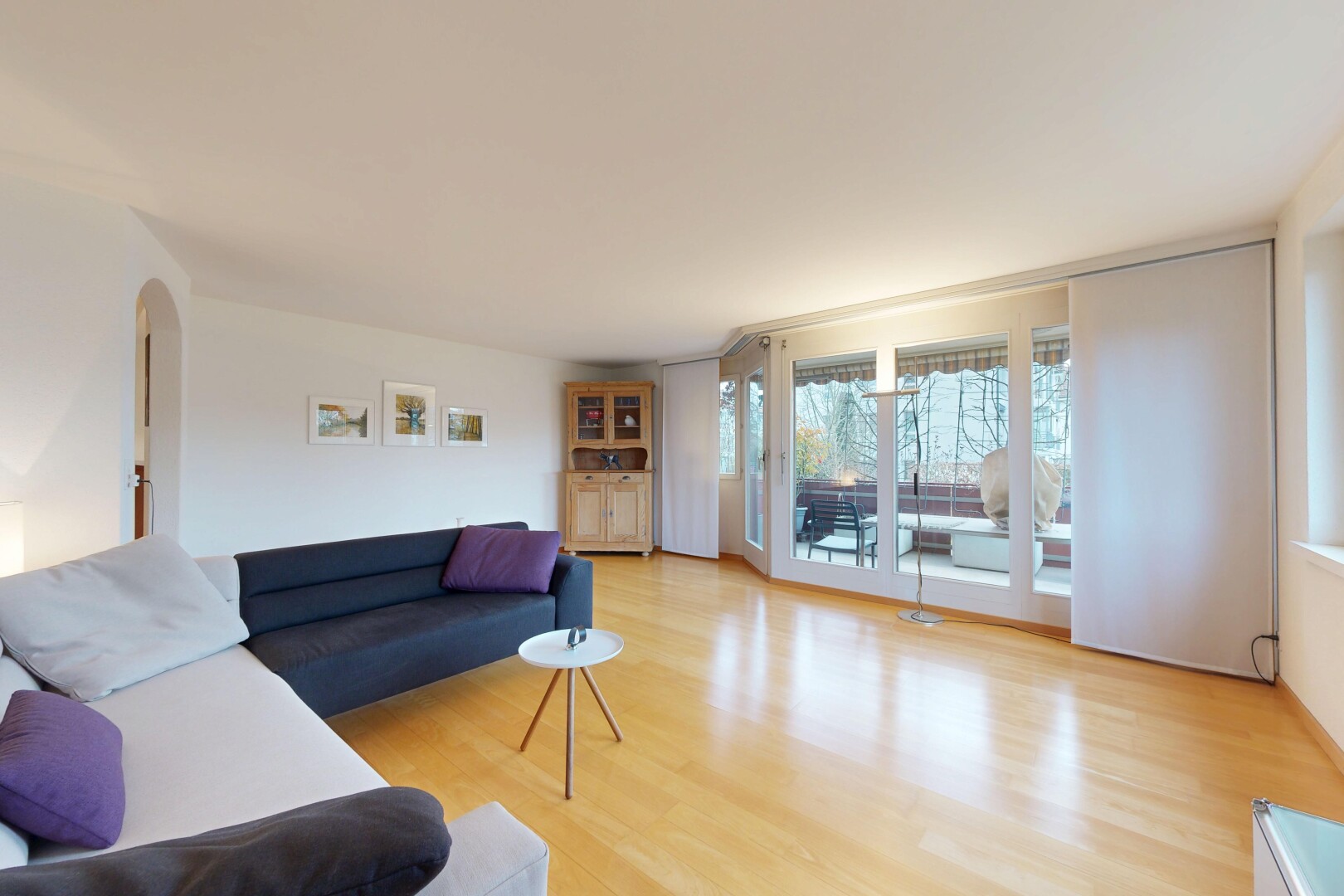 salon avec sol en finition bois, wood finish floor, cloison sèche, drywall, et inside property