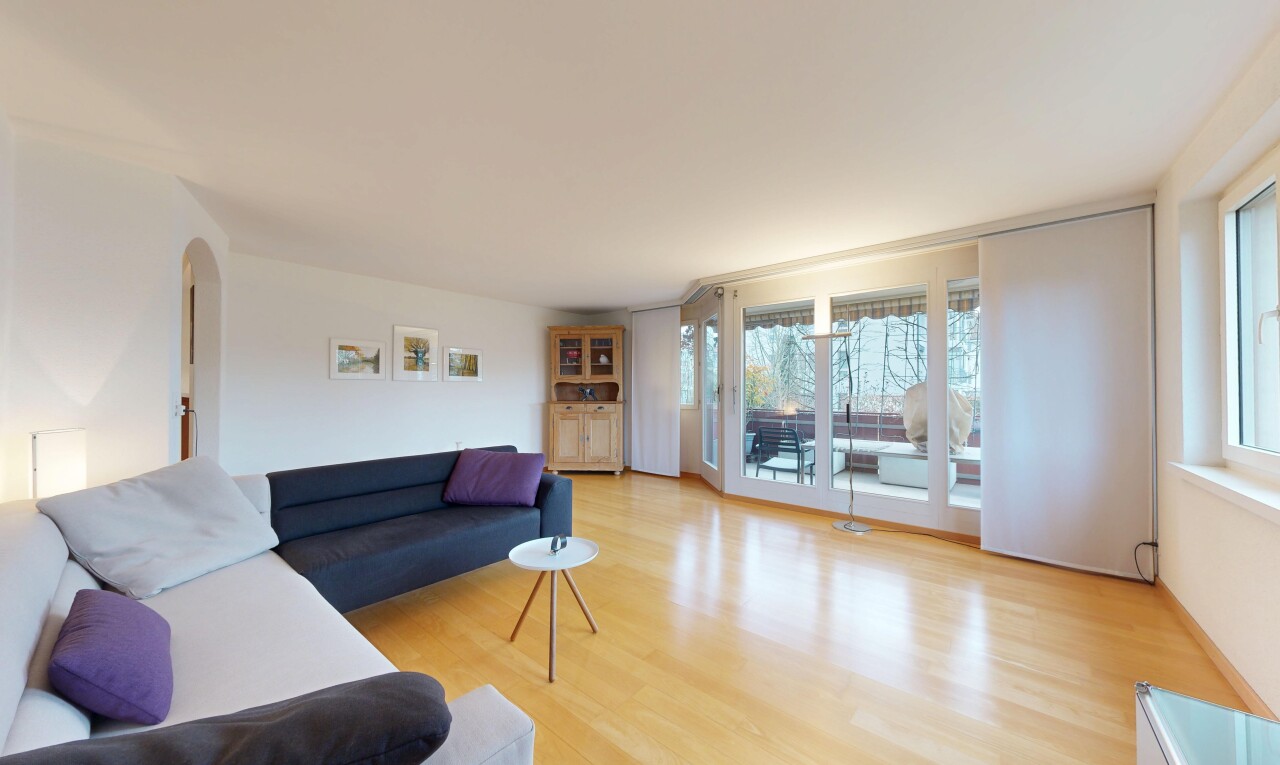 salon avec sol en finition bois, wood finish floor, cloison sèche, drywall, et inside property