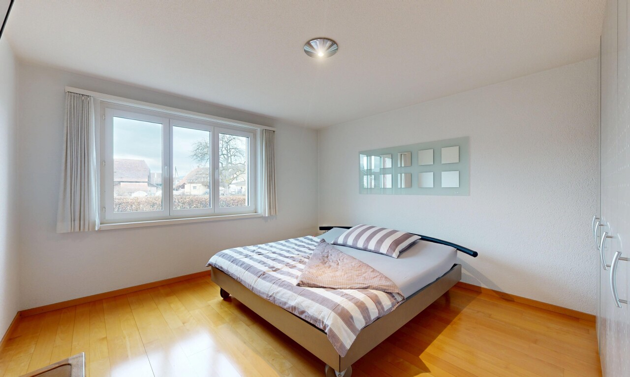 chambre avec sol en finition bois, wood finish floor, inside property, lumière naturelle, et natural light