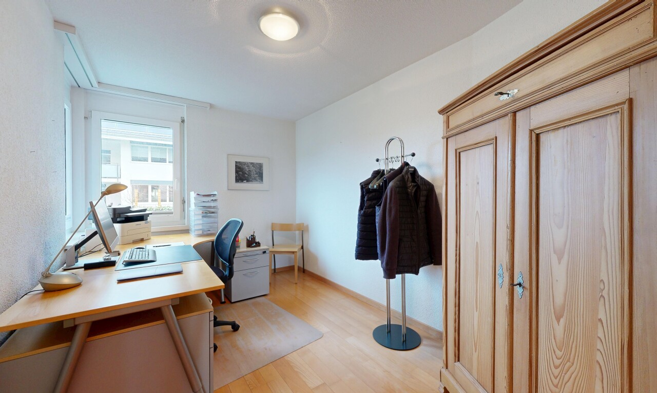 bureau avec espace bureau, sol en finition bois, wood finish floor, lumière naturelle, et natural light