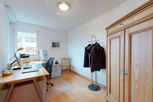 bureau avec espace bureau, sol en finition bois, wood finish floor, lumière naturelle, et natural light