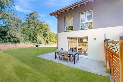 terrasse mit rasen, day time, terrasse, und property visible