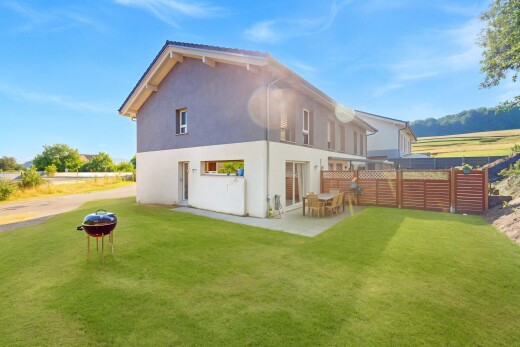 außenansicht mit property visible, stuckverkleidung, day time, zaun, und rasen