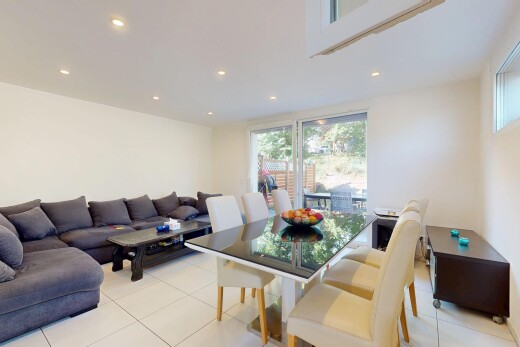 wohn- / esszimmer mit natural light, natürliches licht, drywall, gipskartonwand, und recessed lighting