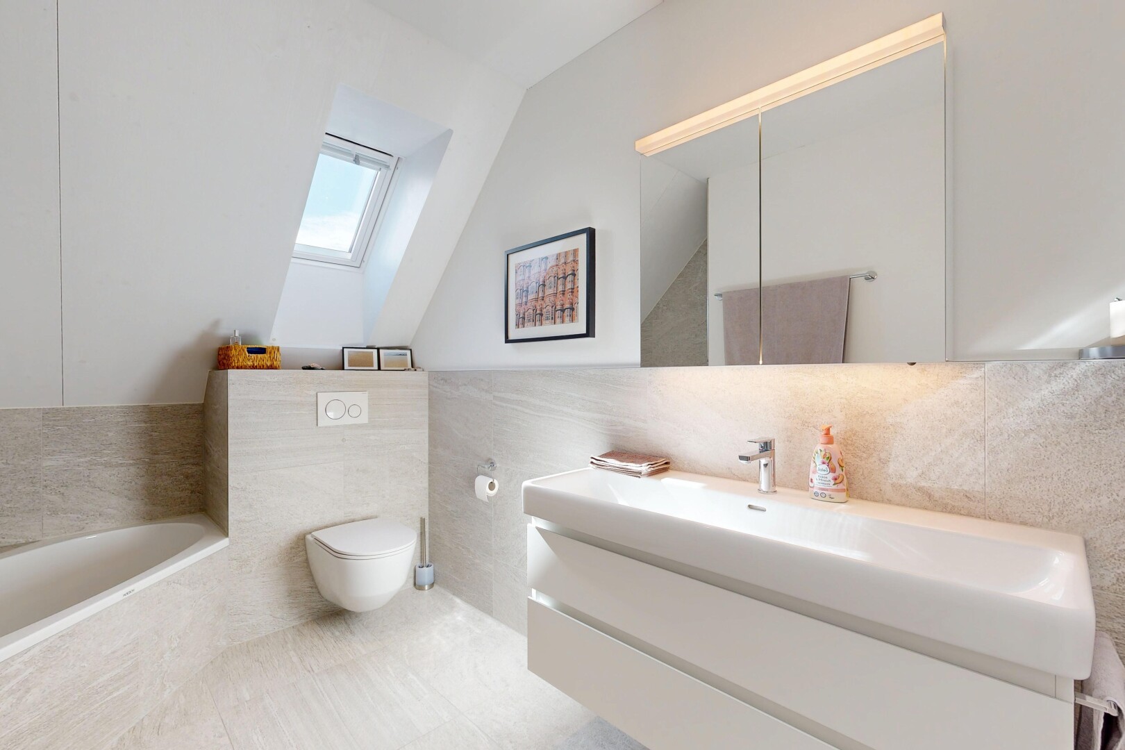 bad mit schminktisch, komplettes badezimmer, bad, dachschräge, und vaulted ceiling