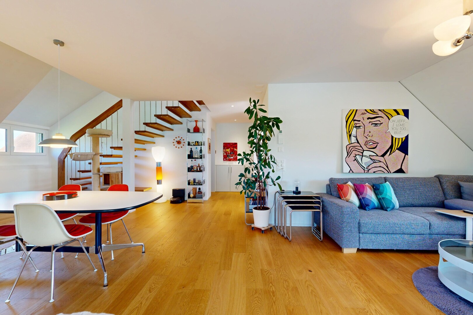 wohn- / esszimmer mit gipskartonwand, drywall, inside property, treppen, und holzfußboden