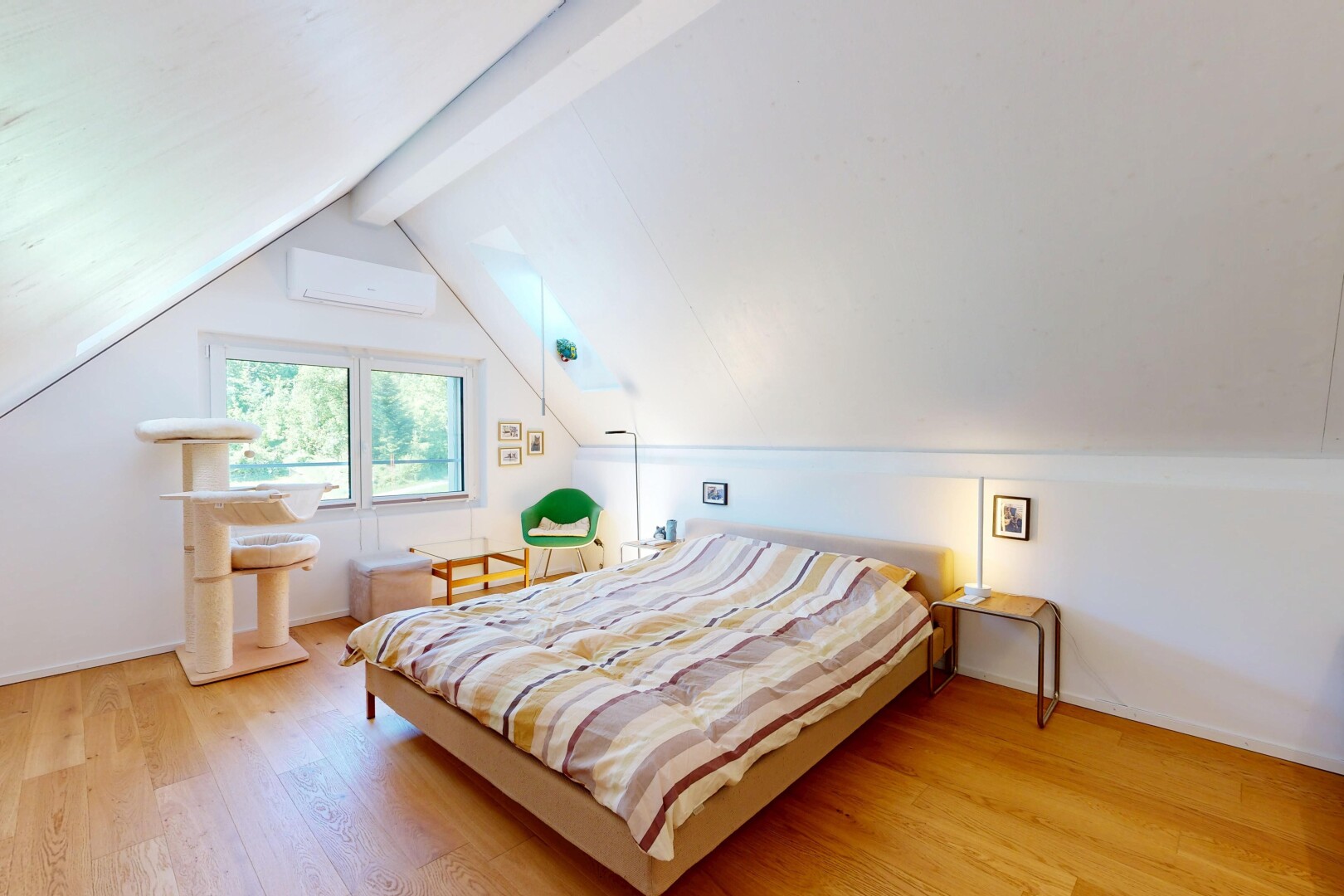 zimmer / schlafzimmer mit zusätzliches zimmer, holzfußboden, wood finish floor, niedrige decke, und low ceiling