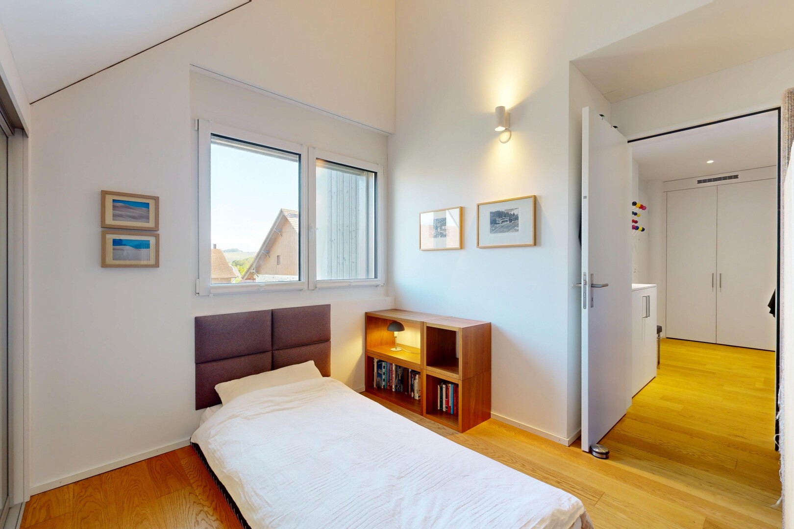 zimmer / schlafzimmer mit wood finish floor, holzfußboden, inside property, natural light, und natürliches licht