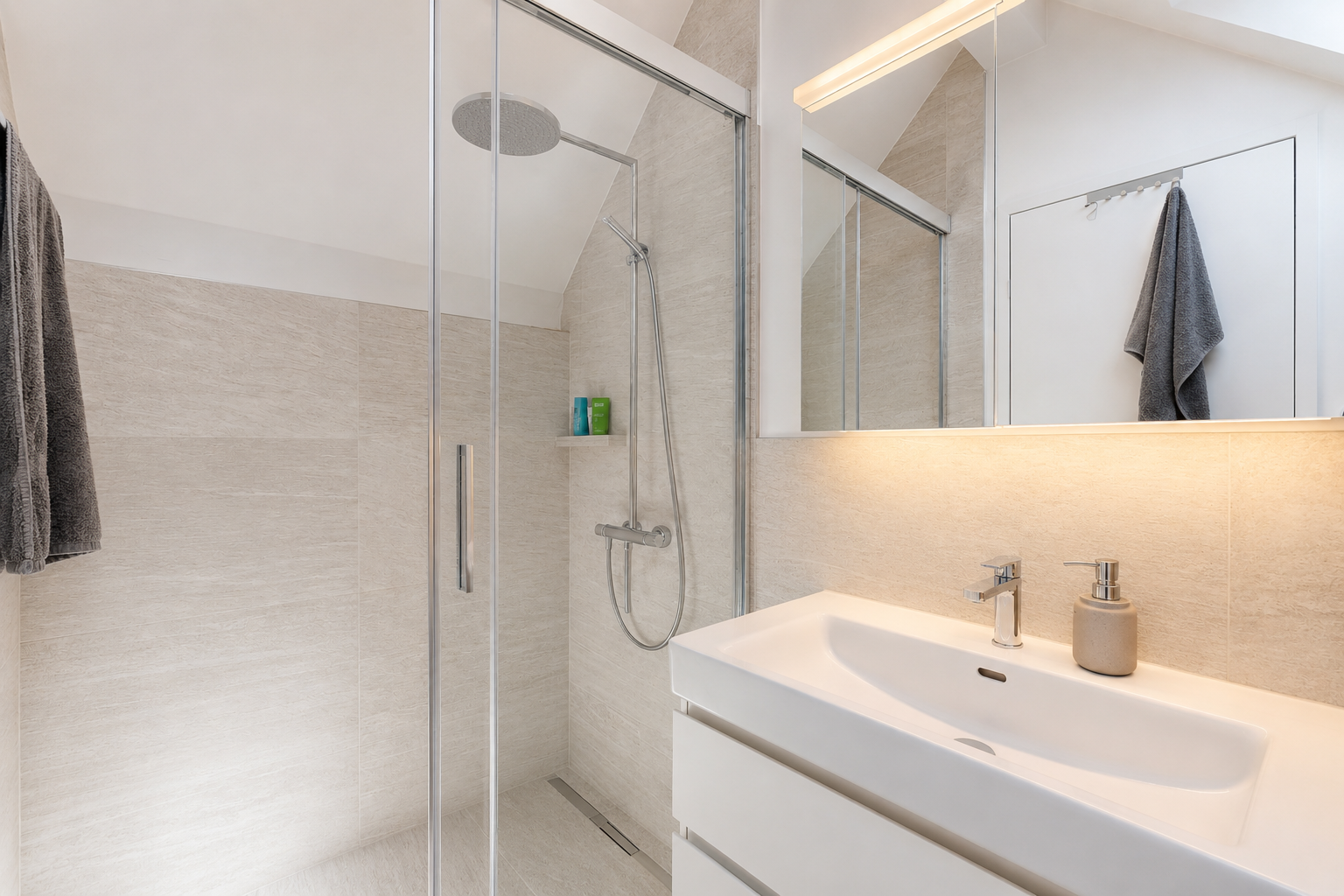 bad mit schminktisch, dusche, komplettes badezimmer, dachschräge, und vaulted ceiling