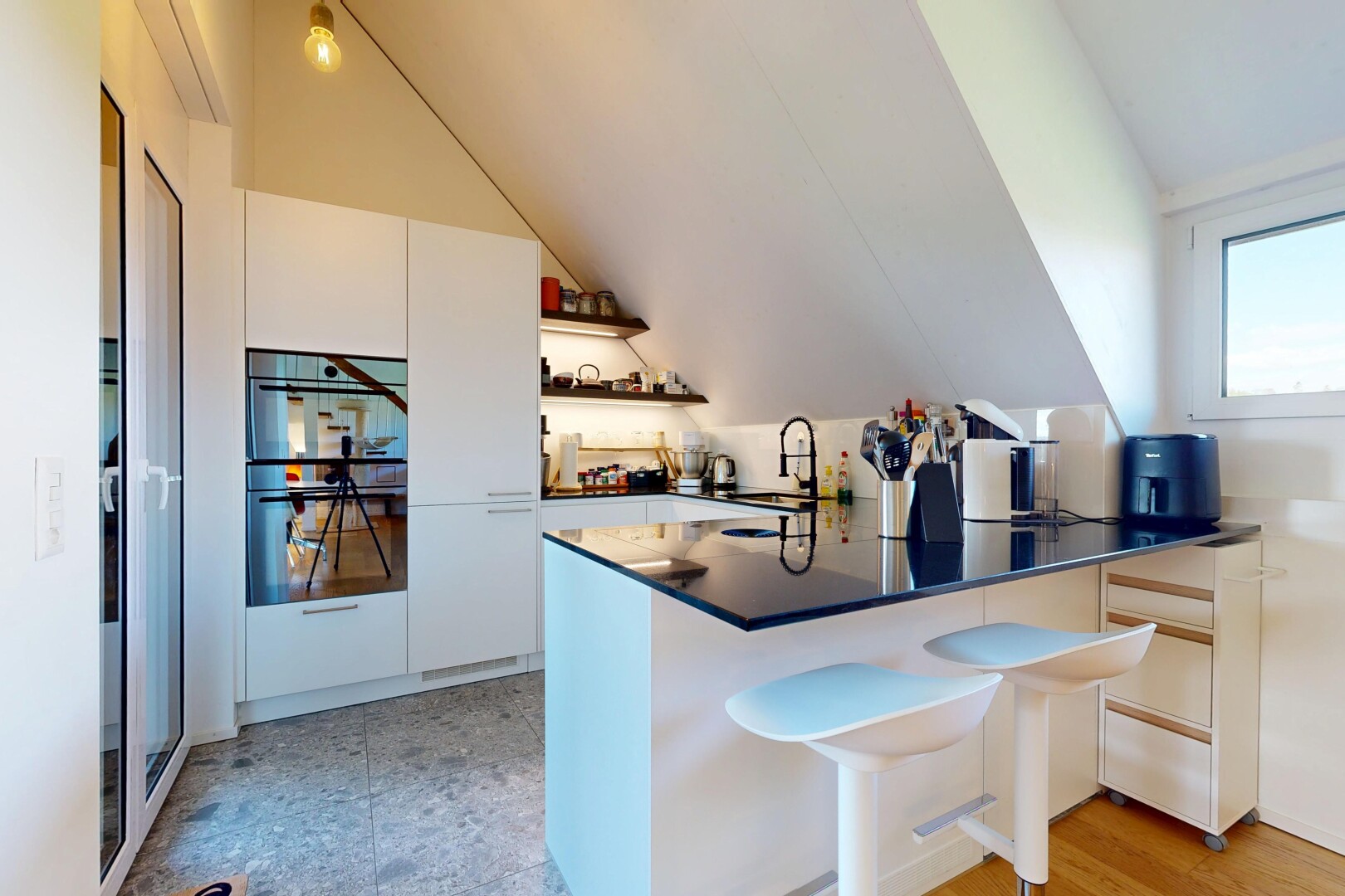 küche mit küchentheke, kitchen peninsula, weiße schränke, white cabinets, und küchenbar