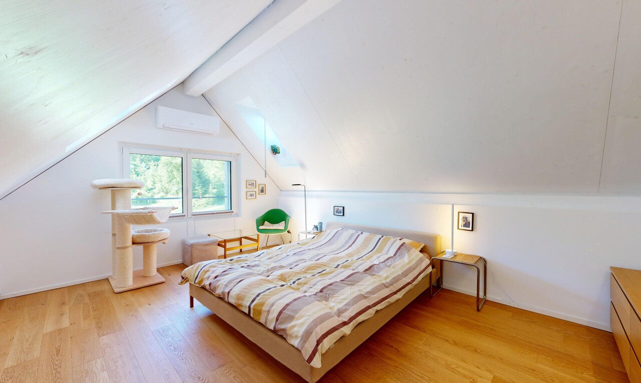 zimmer / schlafzimmer mit zusätzliches zimmer, holzfußboden, wood finish floor, niedrige decke, und low ceiling