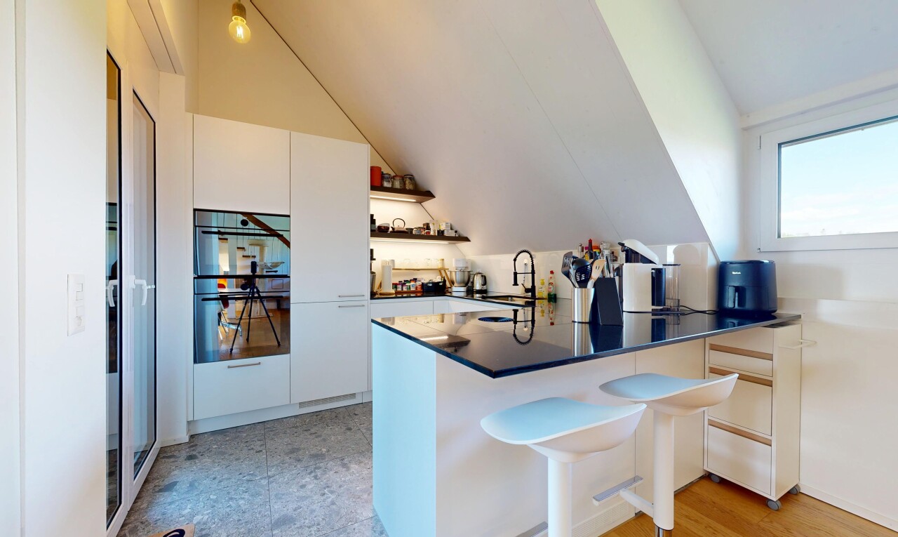küche mit küchentheke, kitchen peninsula, weiße schränke, white cabinets, und küchenbar