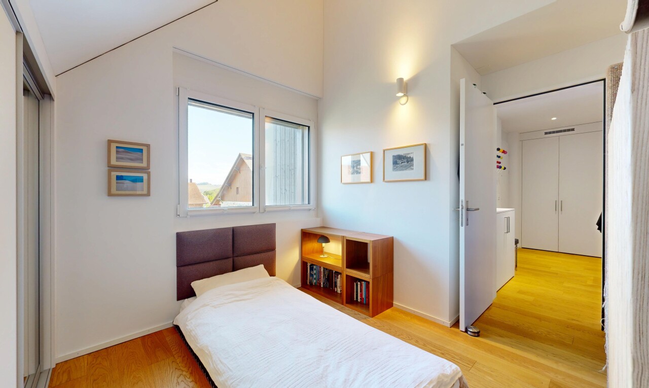 zimmer / schlafzimmer mit wood finish floor, holzfußboden, inside property, natural light, und natürliches licht