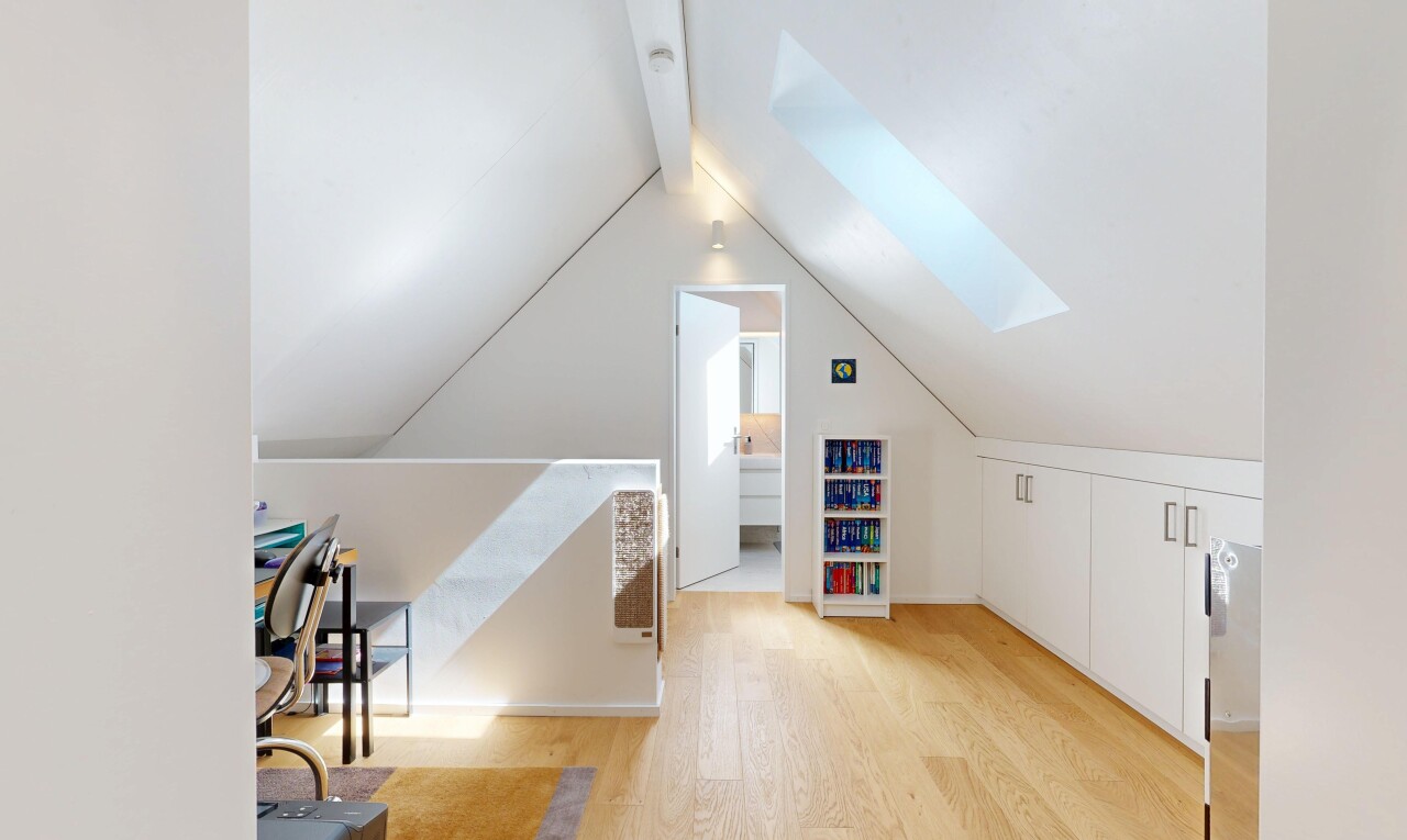 treppe mit holzfußboden, wood finish floor, inside property, dachfenster, und kathedralendecke