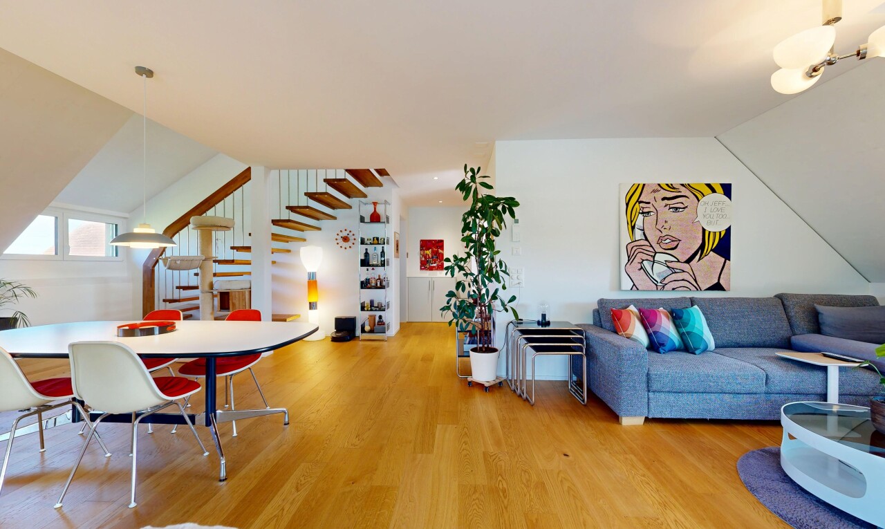 wohn- / esszimmer mit gipskartonwand, drywall, inside property, treppen, und holzfußboden