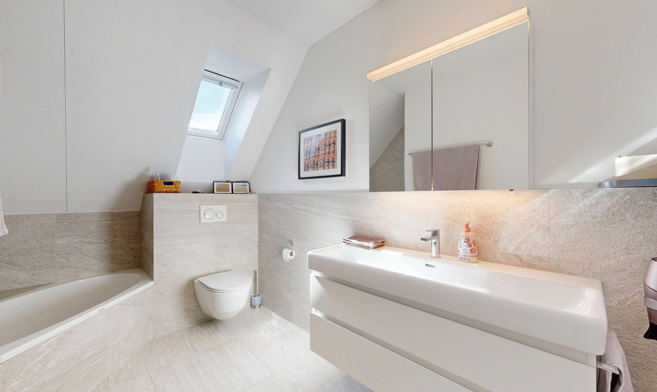 bad mit schminktisch, komplettes badezimmer, bad, dachschräge, und vaulted ceiling