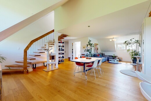 esszimmer mit wood finish floor, holzfußboden, inside property, drywall, und gipskartonwand
