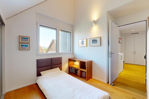 zimmer / schlafzimmer mit wood finish floor, holzfußboden, inside property, natural light, und natürliches licht