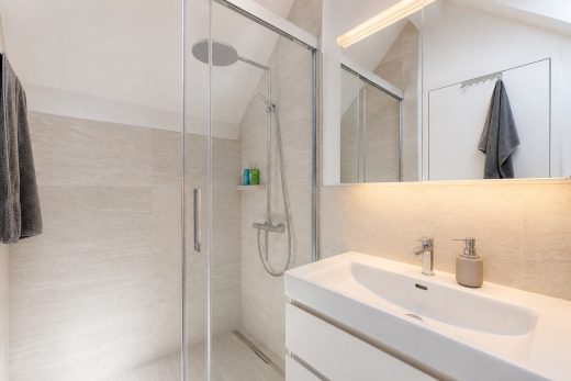 salle de bains avec lavabo (ou coiffeuse selon le contexte), douche, salle de bain complète, plafond voûté, et vaulted ceiling