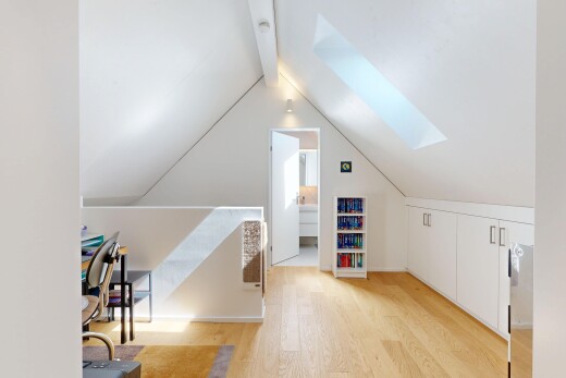 treppe mit holzfußboden, wood finish floor, inside property, dachfenster, und kathedralendecke