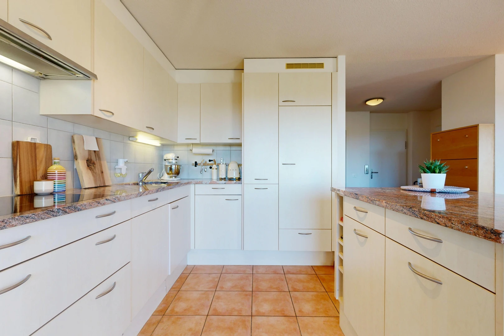 küche mit dunstabzugshaube, stone countertops, stein arbeitsplatten, light floor, und tile floor