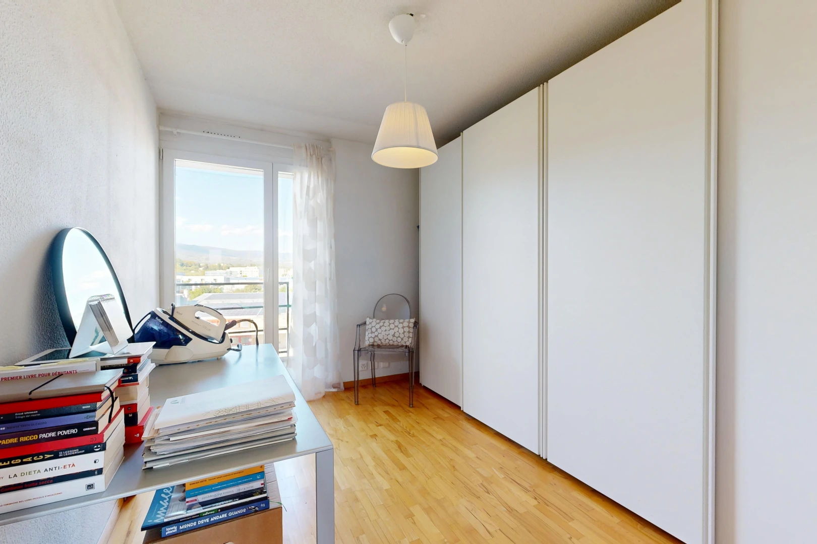 zimmer / schlafzimmer mit pendelleuchte, wood finish floor, holzfußboden, inside property, und light floor