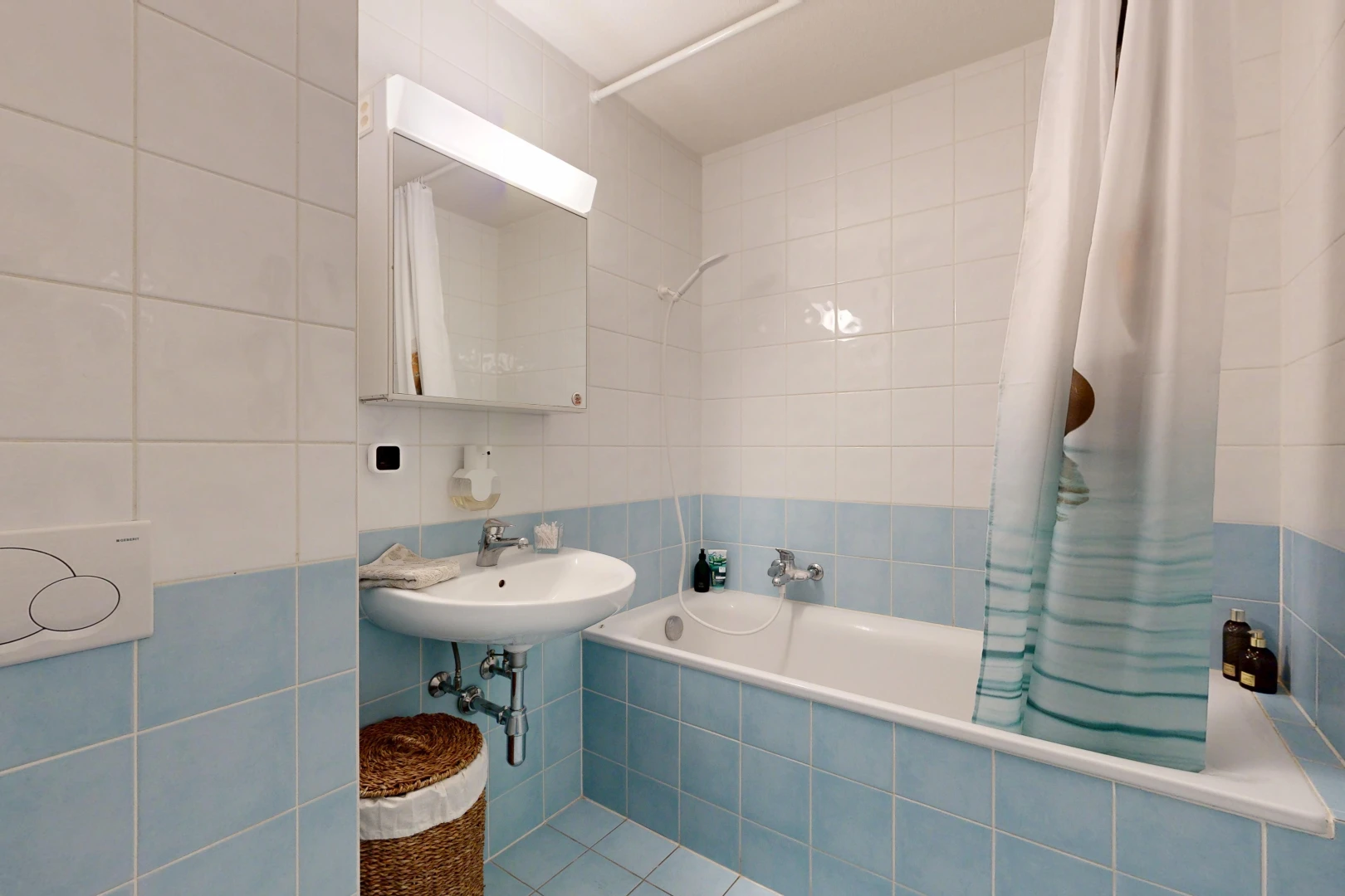 bad mit tile wall, fliesenwand, kombiniertes bad / dusche, spiegel, und komplettes badezimmer