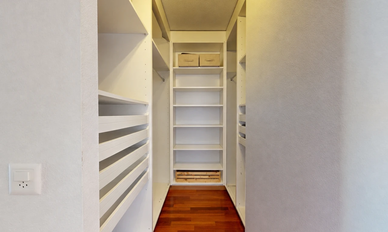 begehbarer kleiderschrank mit dark floor, begehbarer kleiderschrank, wood finish floor, und holzfußboden