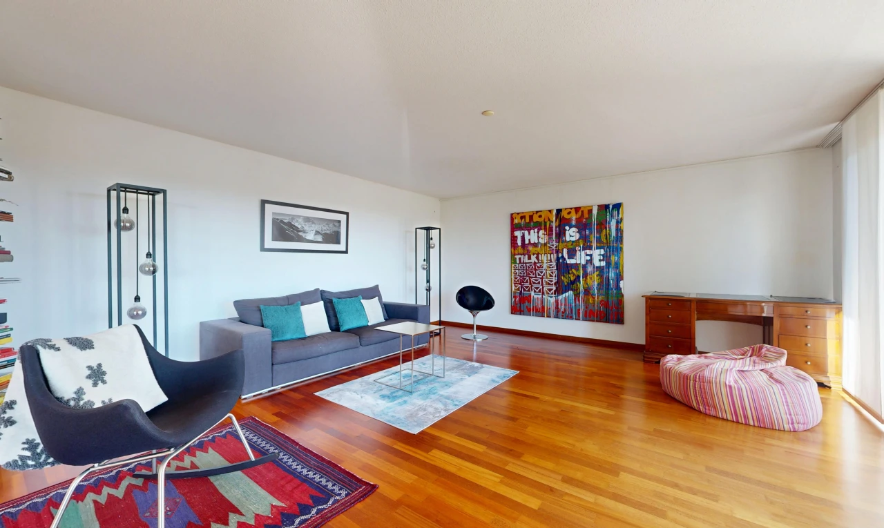 wohnzimmer mit gipskartonwand, drywall, holzfußboden, wood finish floor, und inside property