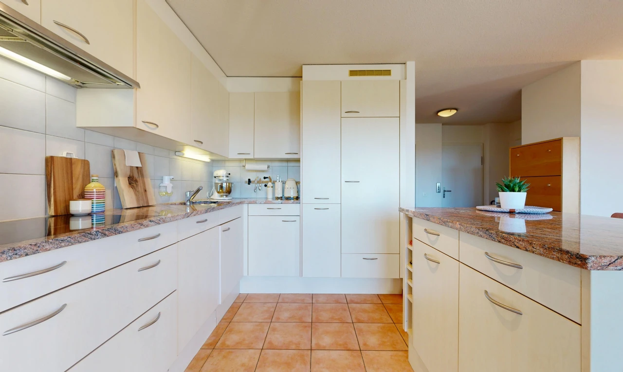 küche mit dunstabzugshaube, stone countertops, stein arbeitsplatten, light floor, und tile floor