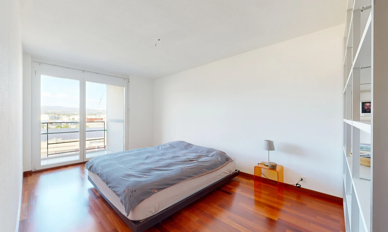 zimmer / schlafzimmer mit außenzugang, gipskartonwand, drywall, inside property, und holzfußboden