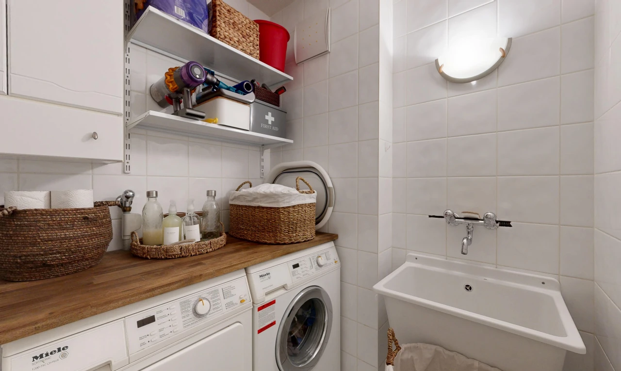wäschekammer mit waschbecken, fliesenwand, tile wall, inside property, und tumbler