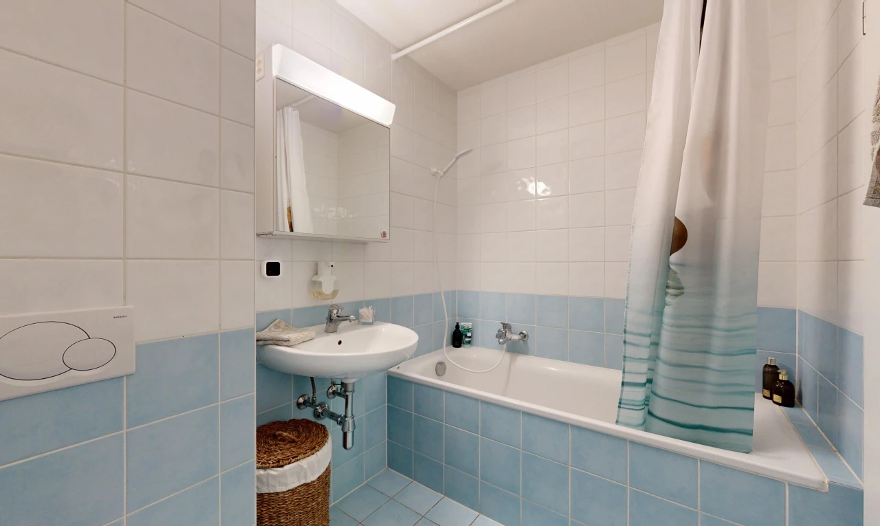 bad mit tile wall, fliesenwand, kombiniertes bad / dusche, spiegel, und komplettes badezimmer