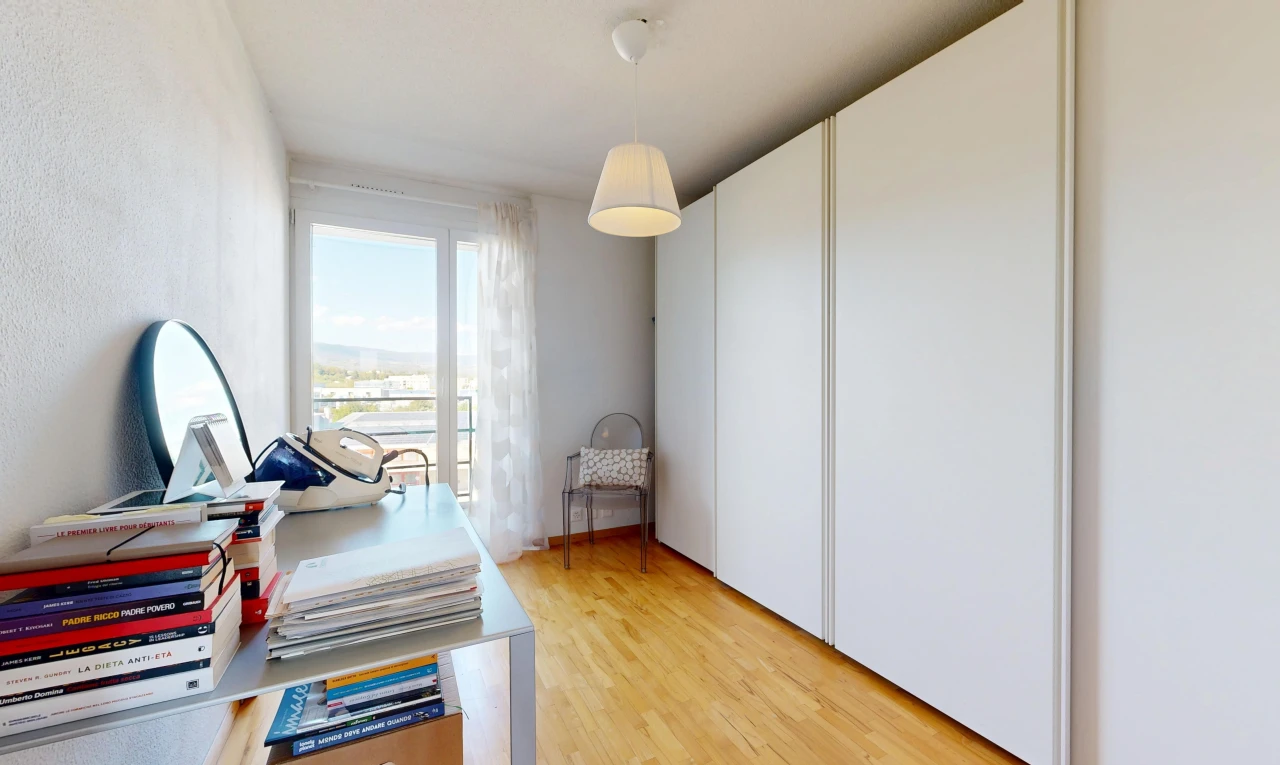 zimmer / schlafzimmer mit pendelleuchte, wood finish floor, holzfußboden, inside property, und light floor