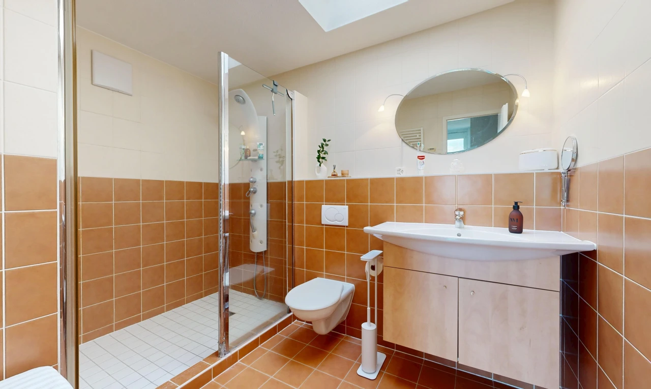 bad mit spiegel, komplettes badezimmer, dusche, tile floor, und fliesenboden