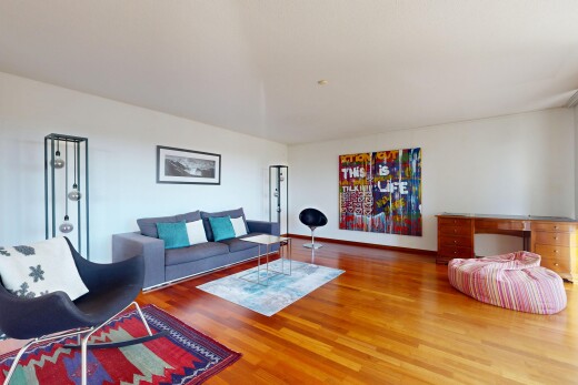 wohnzimmer mit gipskartonwand, drywall, holzfußboden, wood finish floor, und inside property