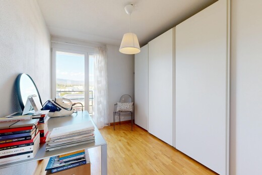zimmer / schlafzimmer mit pendelleuchte, wood finish floor, holzfußboden, inside property, und light floor