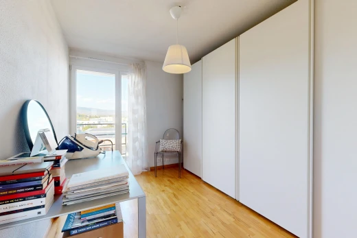 zimmer / schlafzimmer mit pendelleuchte, wood finish floor, holzfußboden, inside property, und light floor