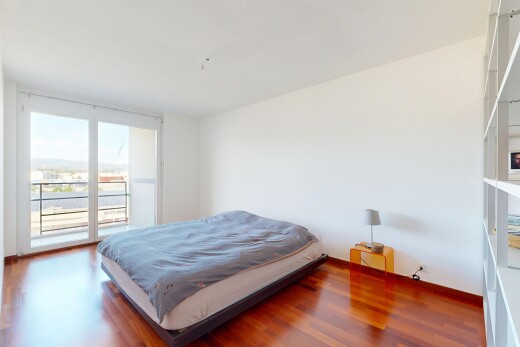 zimmer / schlafzimmer mit außenzugang, gipskartonwand, drywall, inside property, und holzfußboden