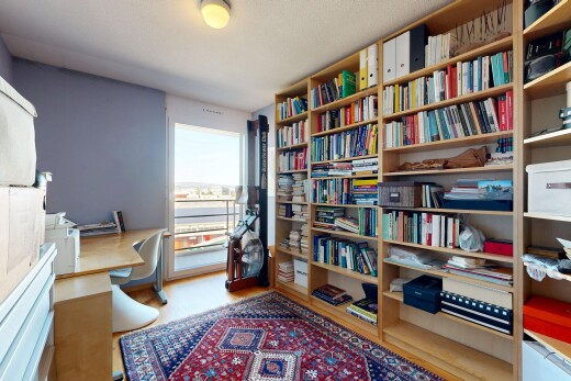 büro mit eingebaute regale, eingebauter schreibtisch, holzfußboden, wood finish floor, und inside property