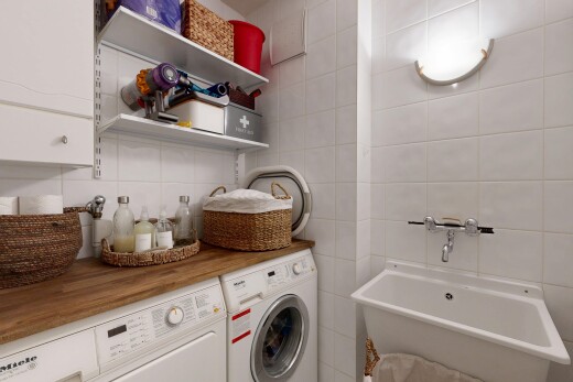 wäschekammer mit waschbecken, fliesenwand, tile wall, inside property, und tumbler