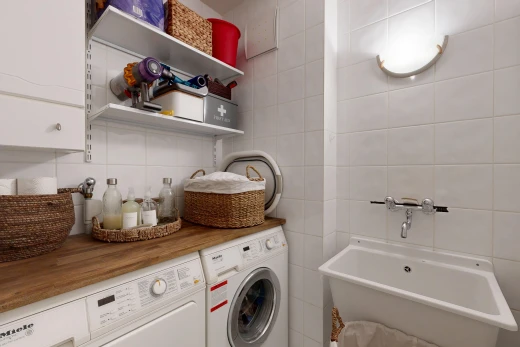 wäschekammer mit waschbecken, fliesenwand, tile wall, inside property, und tumbler